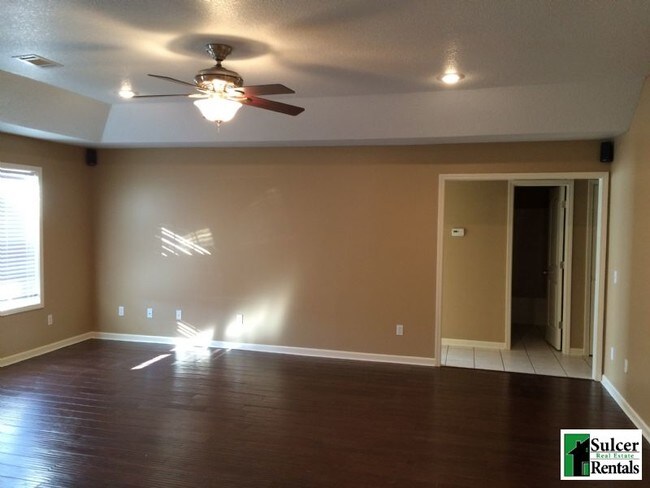 Foto del edificio - Upgraded 3 bedroom house in desirable Sout...