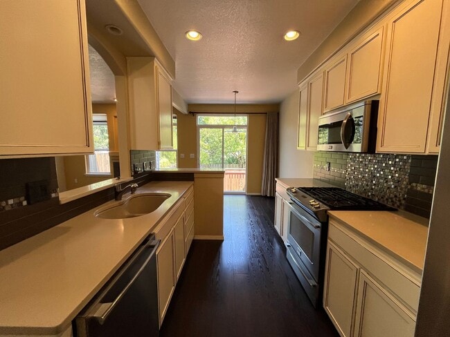 Building Photo - 2Bd/2.5Ba Highland Neighborhood Townhome i...