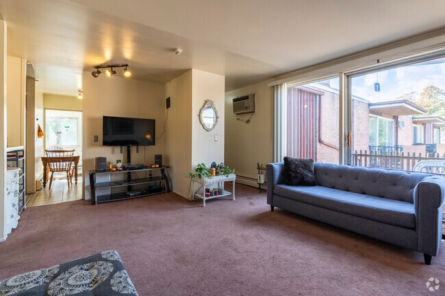 2BR, 1BA - 900SF - Living/Dining Room - 813 S Main St