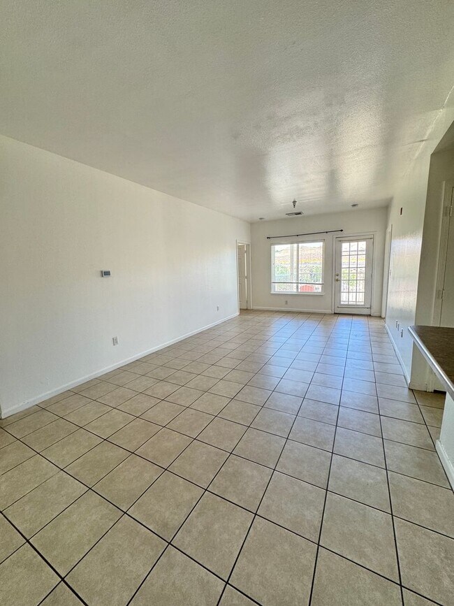 Foto del edificio - 4 Bedroom Master Suites at The Edge at Reno - Walking Distance to UNR
