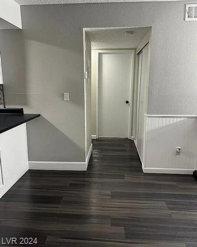 Foto del edificio - ? Renovated 2-Bed Oasis in the Heart of Do...