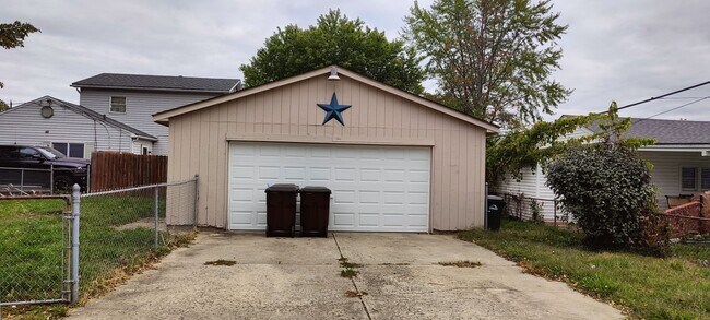 Building Photo - 801 Richardson Dr