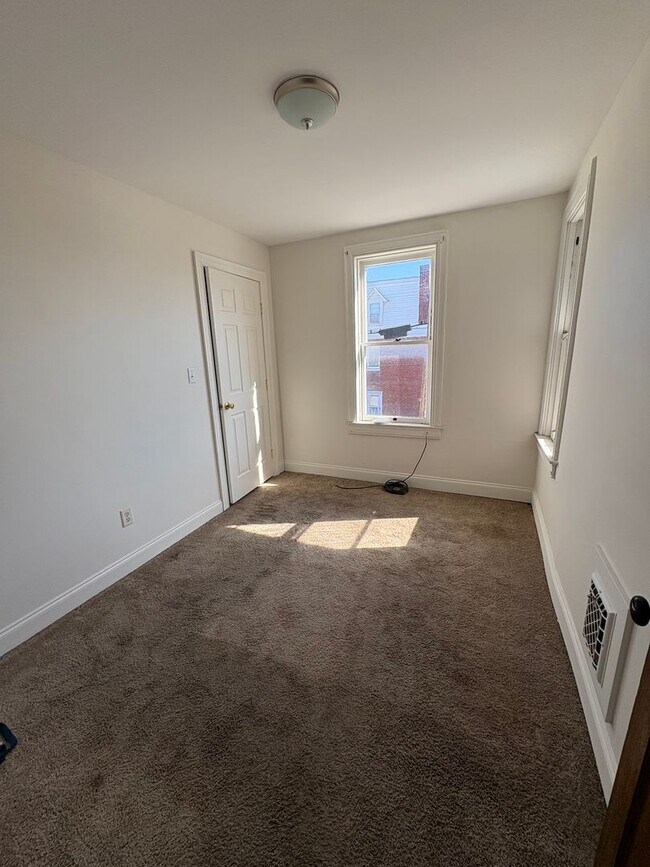 Foto del edificio - Spacious 5 Bedroom 1 Bath House in West Yo...