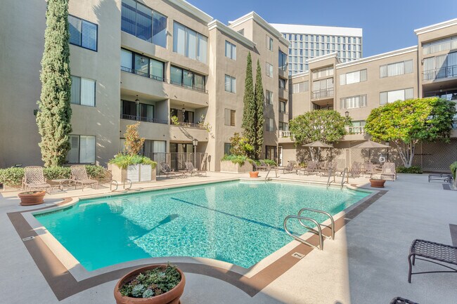 Foto del edificio - 8455 Fountain Ave