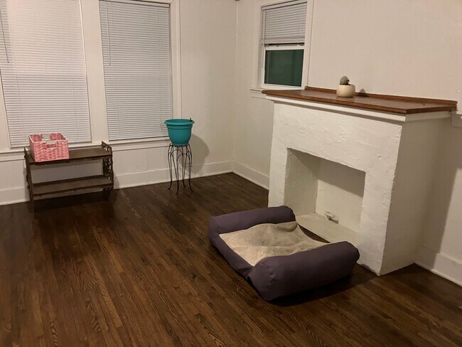 Foto del edificio - 3328 E 7th St