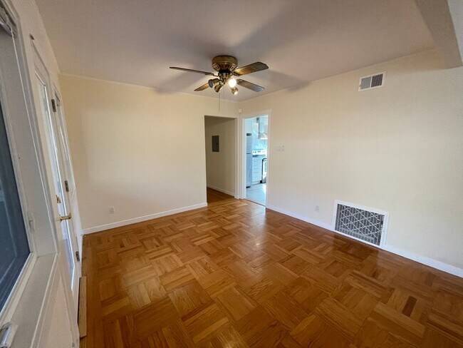 Foto del edificio - Beautiful natural light filled single fami...