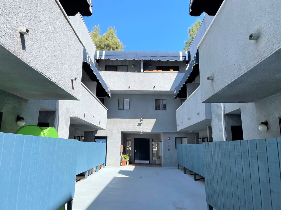 Building Photo - 10926 Huston St