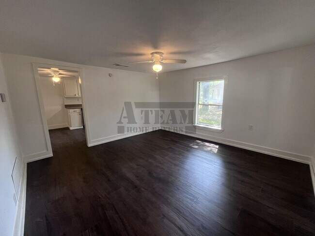 Foto del edificio - Remodeled 3 bedroom3 bathroom house