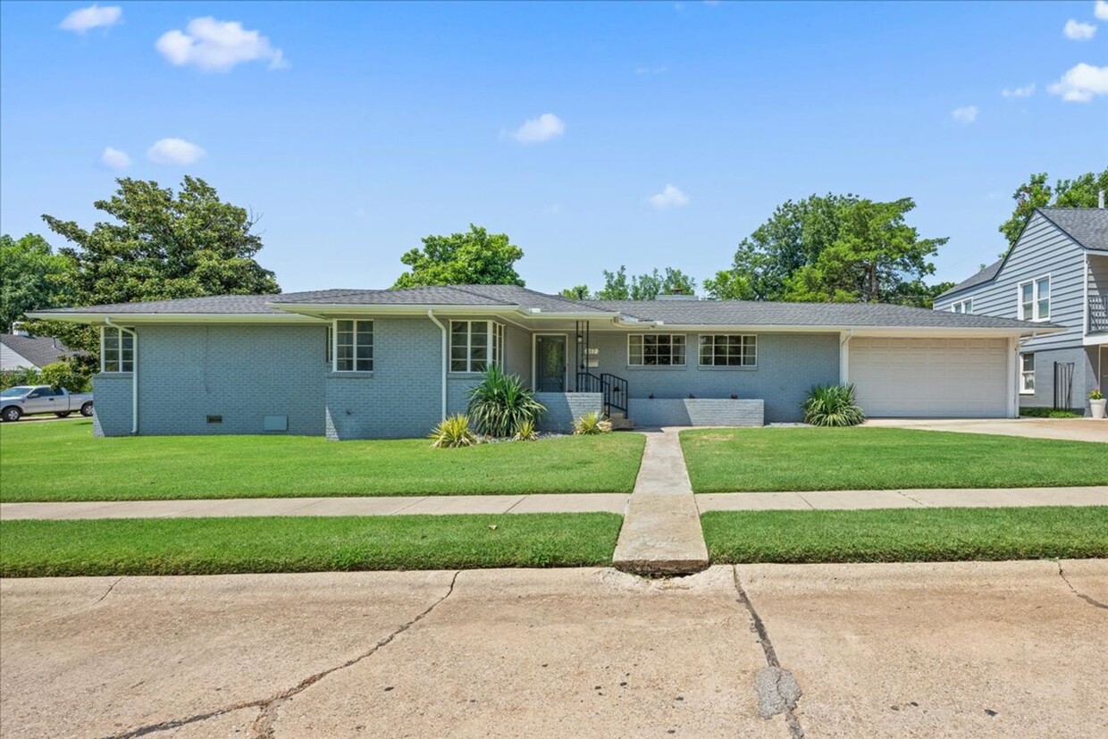 Primary Photo - Modern-Charm in Edmond's "Village"!