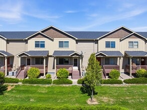 Building Photo - 2 Bedroom 2.5 bathroom Townhouse in Greeley