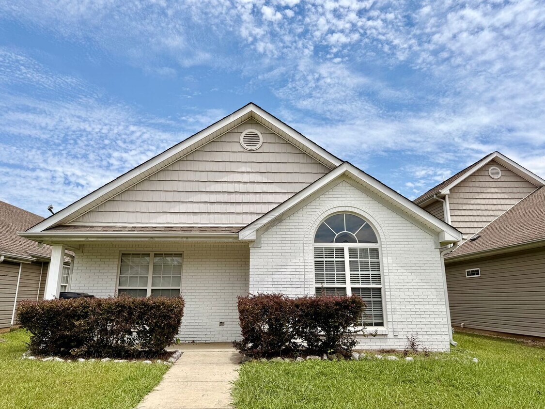 Foto principal - 3 bed, 2 bath home in Calera