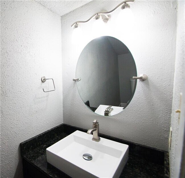 Foto del edificio - 1320 Southport Dr