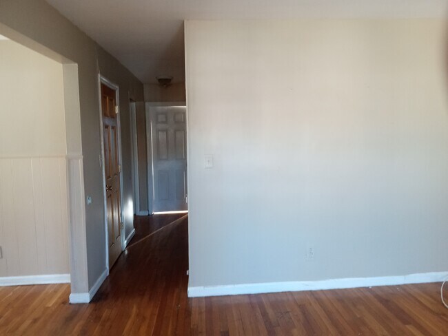 Building Photo - 18 Evergreen Ave