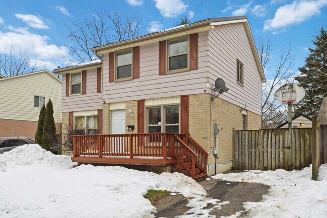 Photo du bâtiment - 3 Bedroom Semi-Detached Home for Rent in London, ON | Finished Basement | Fenced Yard | Available...
