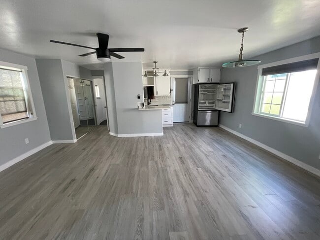 Building Photo - 610 W Manor Dr