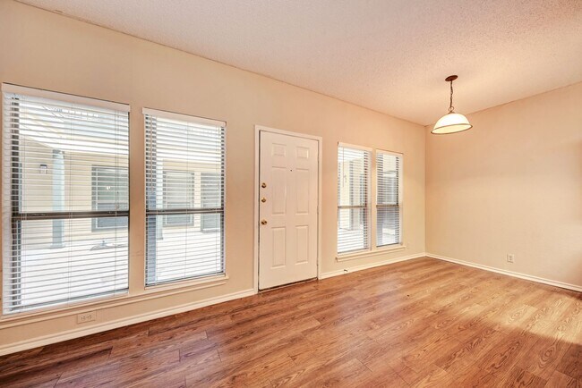 Building Photo - PRELEASE 8/15/2025 2 bed 2 bath