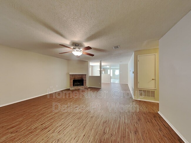 Building Photo - 2509 Clear Brook Dr