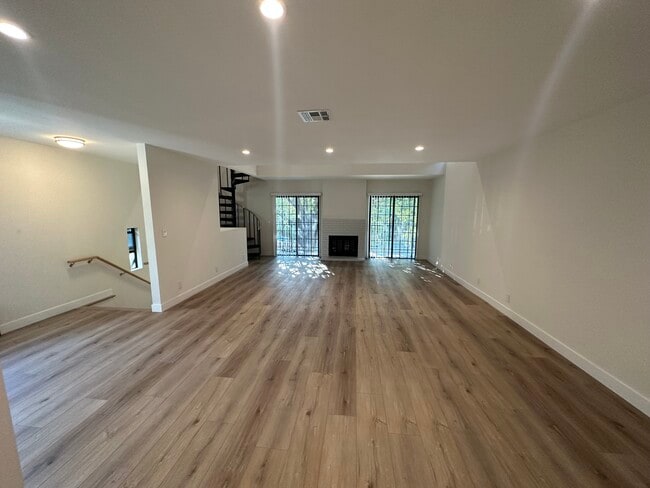 Building Photo - 4262 Fulton Ave