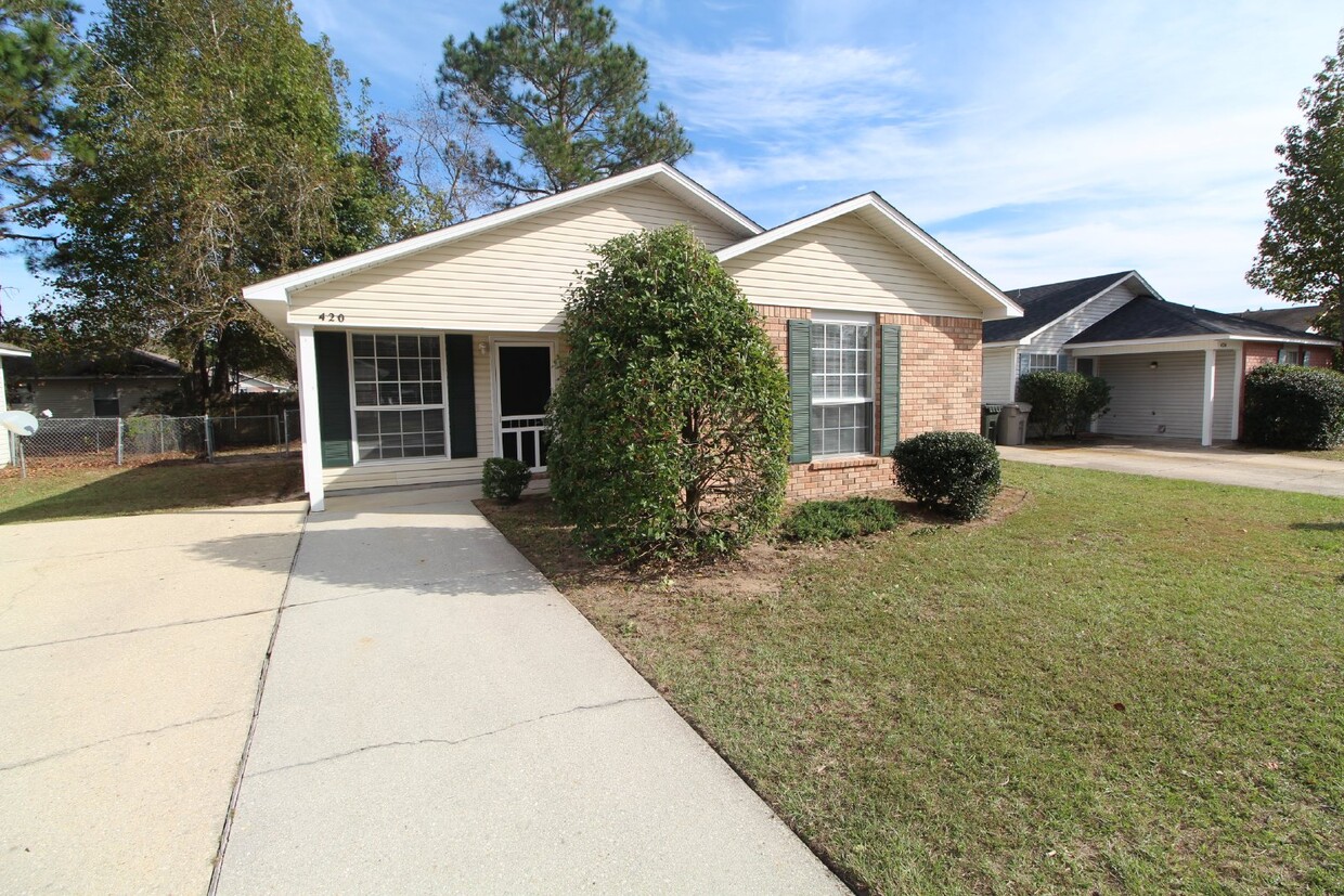 Foto principal - 3/2 brick with fenced backyard in SW Pensa...