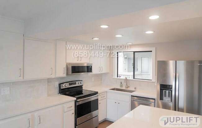 Foto del edificio - Spacious Townhome Just Minutes from the Be...