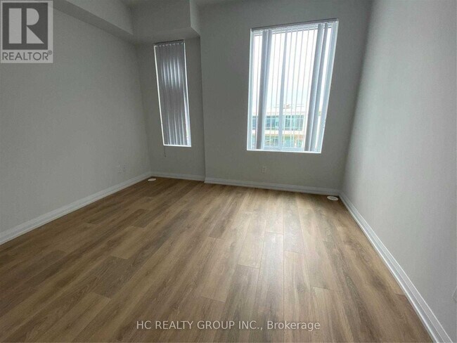 Photo du bâtiment - 1010 Portage Pkwy