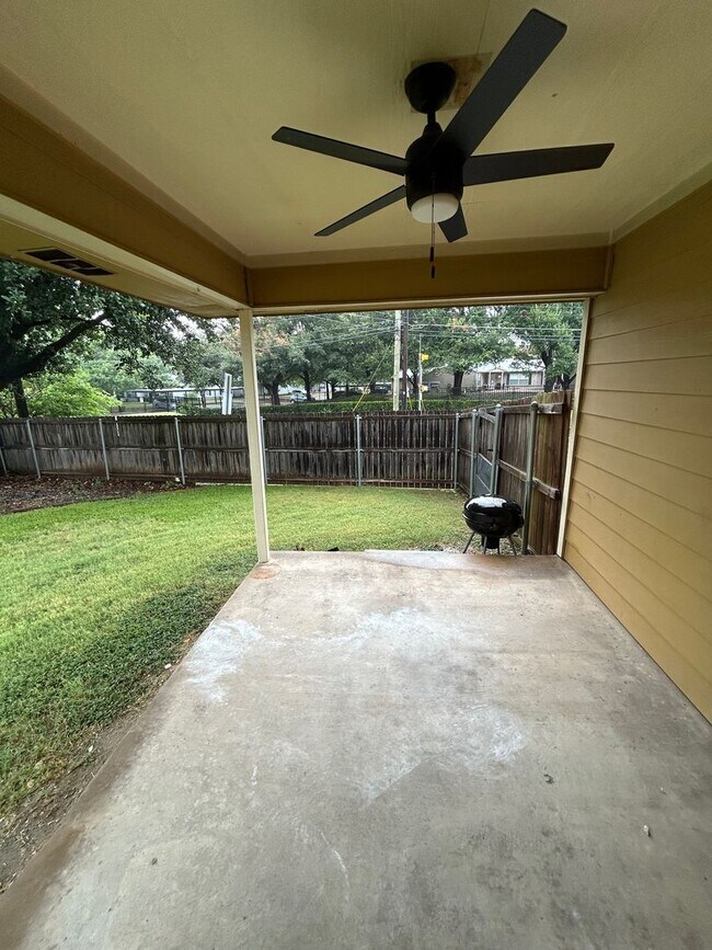 Foto del edificio - Updated Midway Corner Lot
