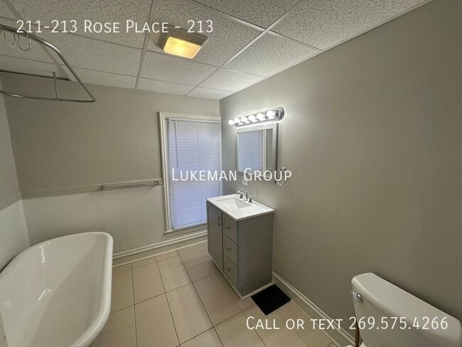 Building Photo - 211-213 Rose Place-213