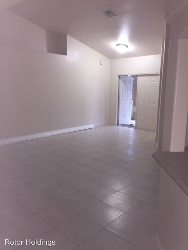 Foto del edificio - 4302 E 5th St