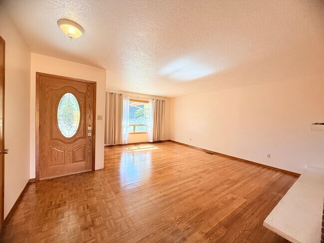 Foto del edificio - Charming 3 Bedroom SF Home!!