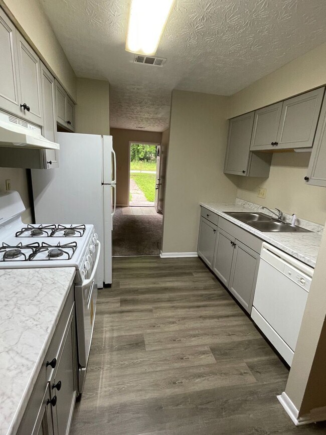 Building Photo - 1532 Pine Log