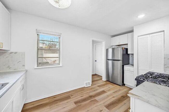 Foto del edificio - Stunning 5 Bed, 2 Bath Euclid Ohio!