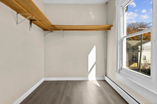 Building Photo - 141 Crown St