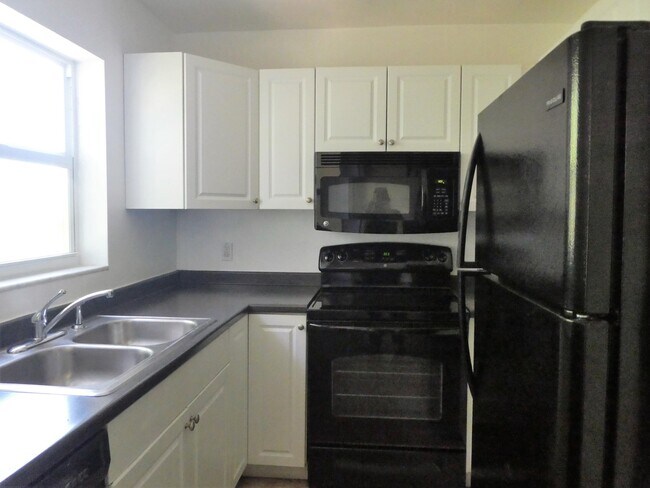 Building Photo - 3930 Crystal Lake Dr