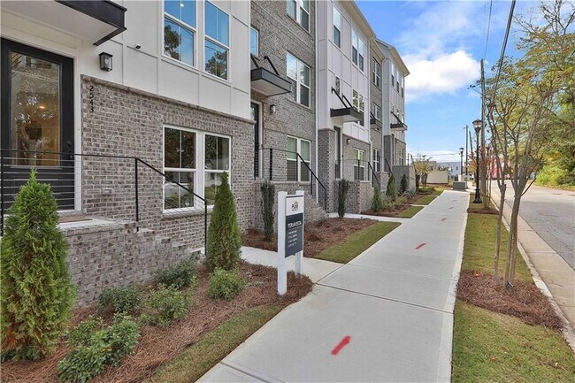 Foto del edificio - 2549 Astaire Ct NW