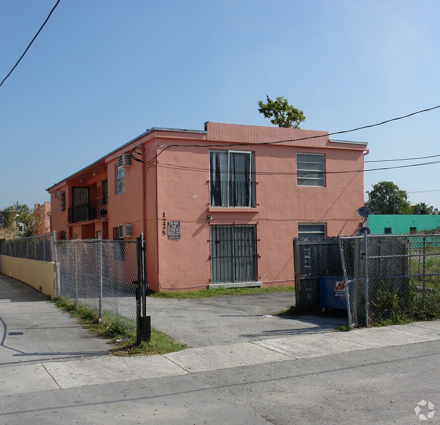 Building Photo - 1725 NW 18th Ter