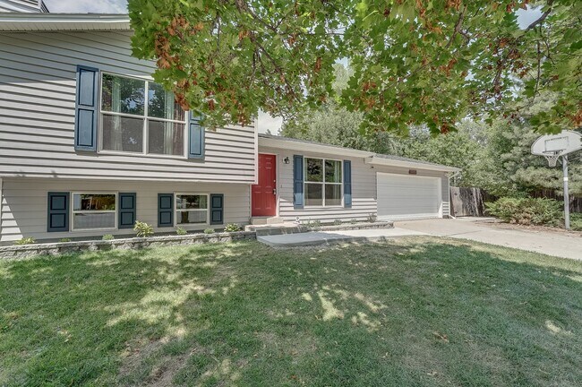 Foto del edificio - Cul-de-Sac Comfort | Updated Interior + Large Fenced Yard