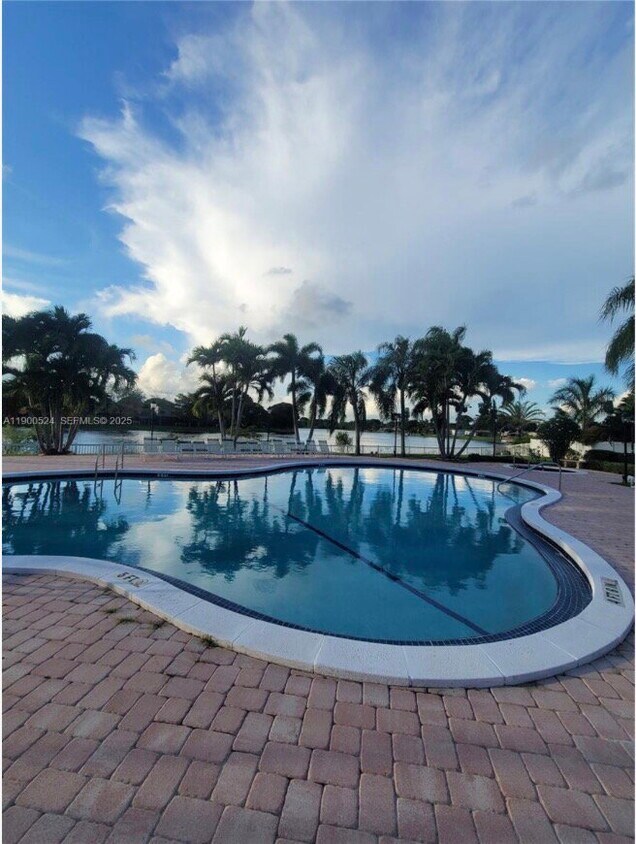 Foto del edificio - Northwest 13th Street, Pembroke Pines, FL 33026 - 3 BR 2.5 BA single-family home
