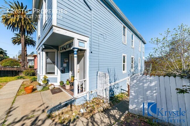 Building Photo - Upper lever Triplex close to waterfront