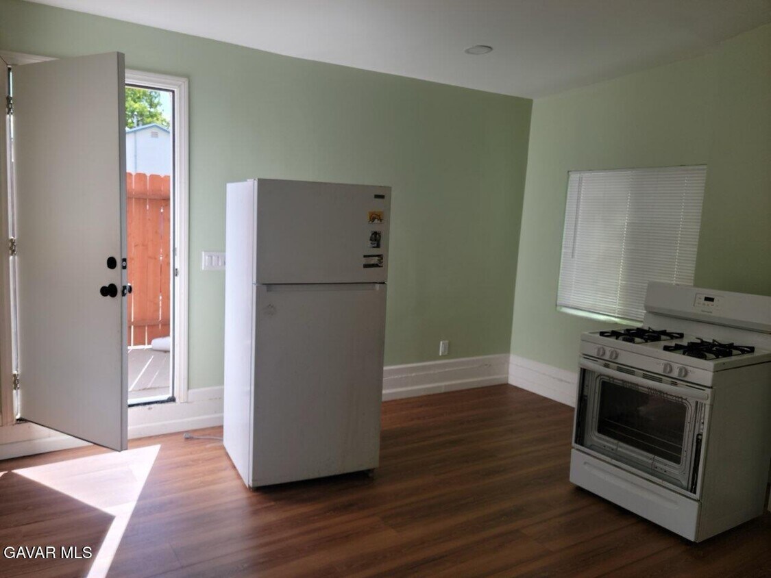 Foto del edificio - 44514 Lowtree Ave