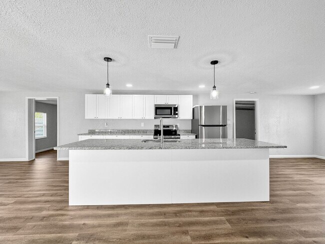 Foto del edificio - Fully Renovated 3-Bed, 2-Bath Home with Ga...