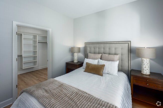 1BR, 1BA - 823SF - Bedroom - Fieldstone at Commack East