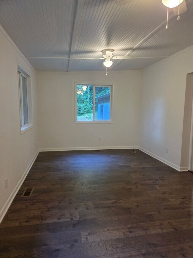 Building Photo - $1,700 - 2 Bedroom / 1 Bath Newly Remodeled Home in the Balsam Community