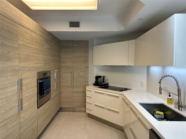 Foto del edificio - 888 Brickell Key Dr