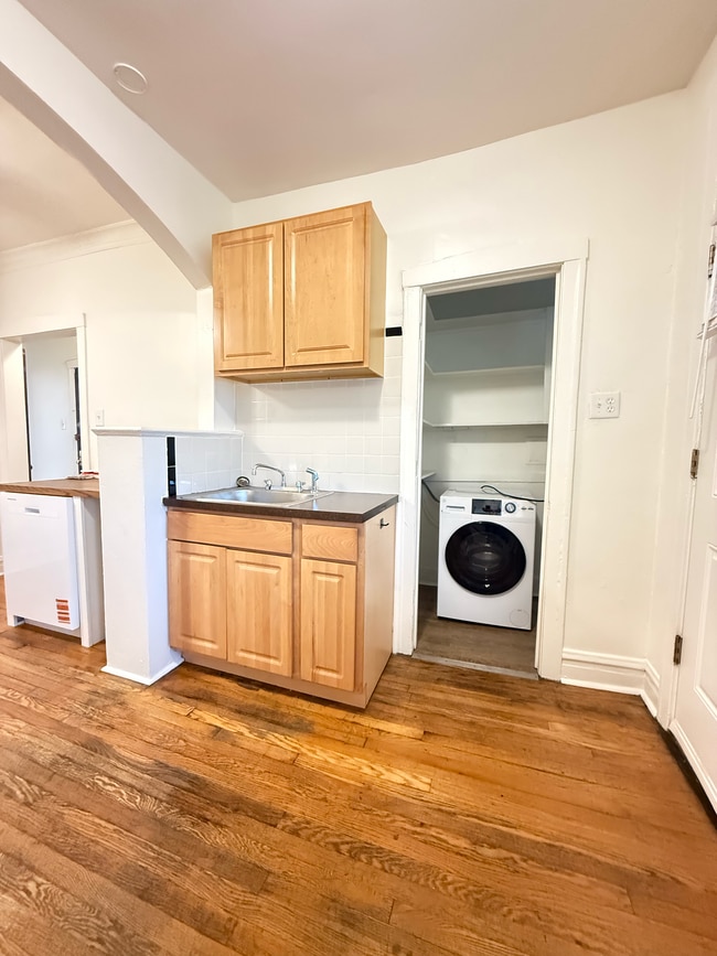Building Photo - 3235 W Dickens Ave
