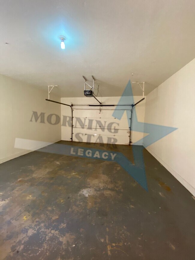 Building Photo - NMSU area townhouse w/ large yard and garage