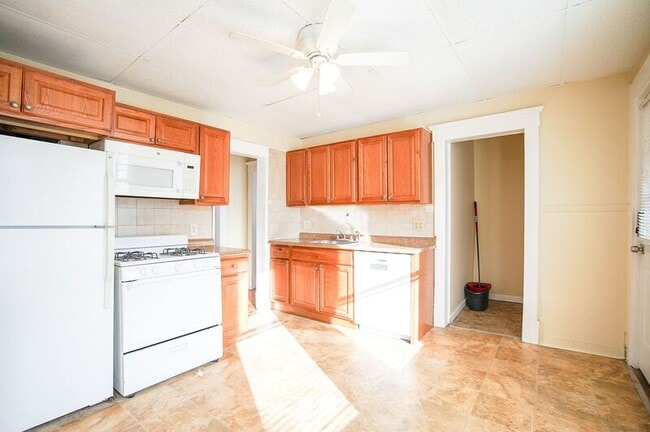 Building Photo - 15 Casimir St