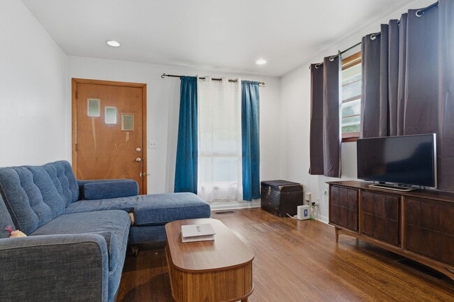 Building Photo - Two Bedroom/One Bathroom Duplex Unit