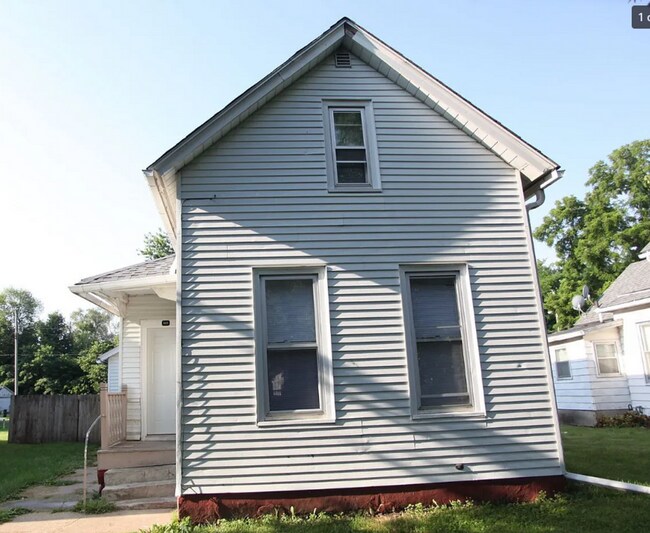Building Photo - 3 Bedroom 1 Bath House in Davenport
