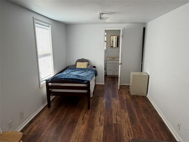 Foto del edificio - 2409 Sanders Ln