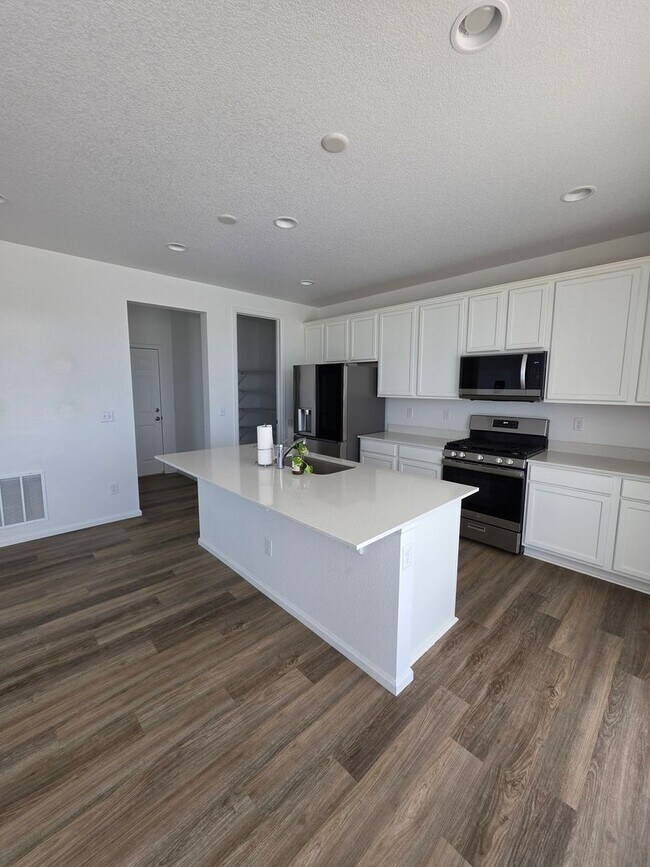 Foto del edificio - ALL PROSPECTIVE TENANTS MUST SUBMIT A $58 NON-REFUNDABLE APPLICATION FEE PER APPLICANT ONLINE AND...